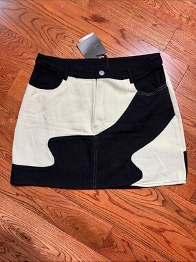 Le Lis Two-Tone Black and Cream Skirt with Front Snap